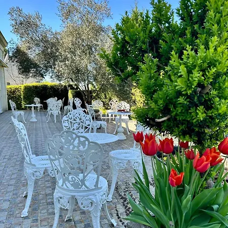 Logis Demeure De La Vignole Hotel