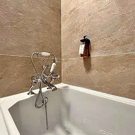 Logis Demeure De La Vignole Hotel