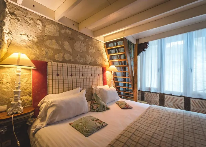 Logis Demeure De La Vignole Hotel