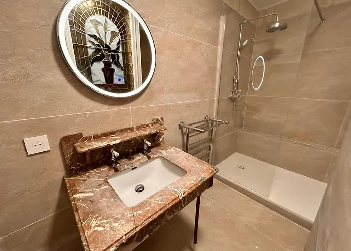 Logis Demeure De La Vignole Hotel